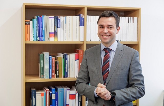 Professor Dr Vitor Azevedo is researching how artificial intelligence methods can help to better predict share returns. Credit: RPTU, view/Voss